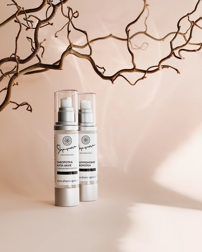 两个白色塑料瓶